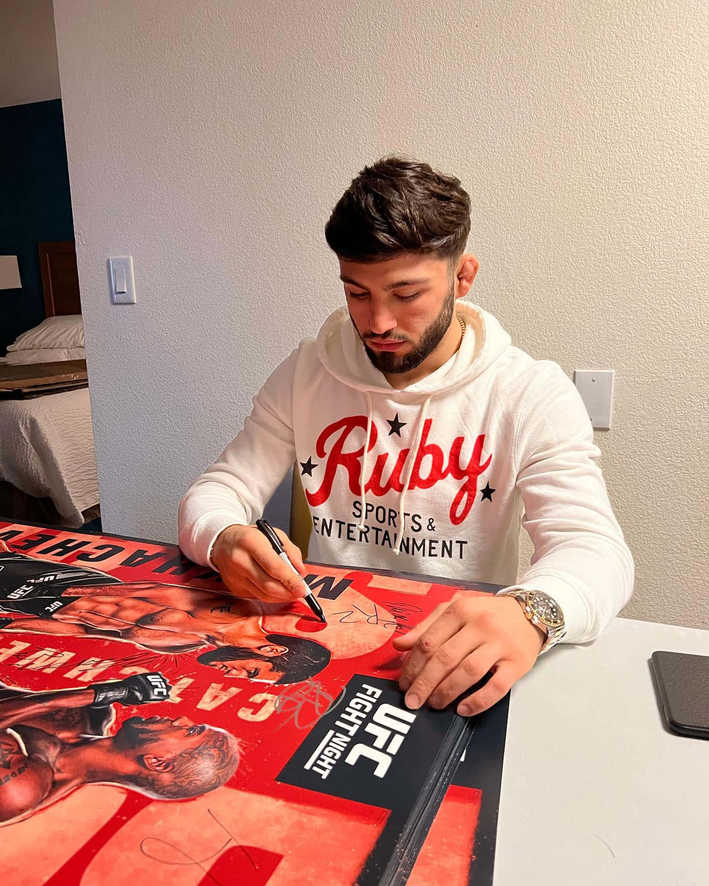 Arman Tsarukyan Signing Autographs