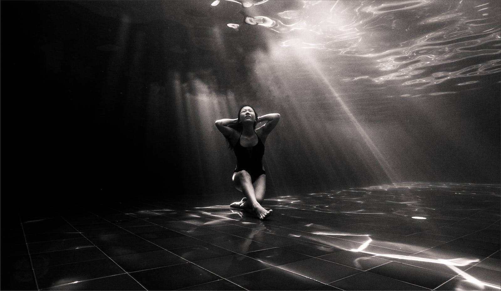 4k Black Underwater Woman In Pool Wallpaper