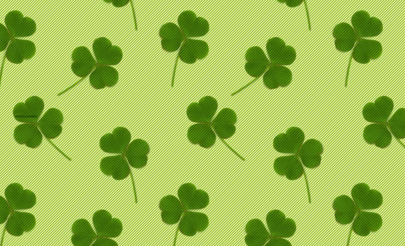 A Green Clover With Three Shamrocks In The Middle Wallpaper