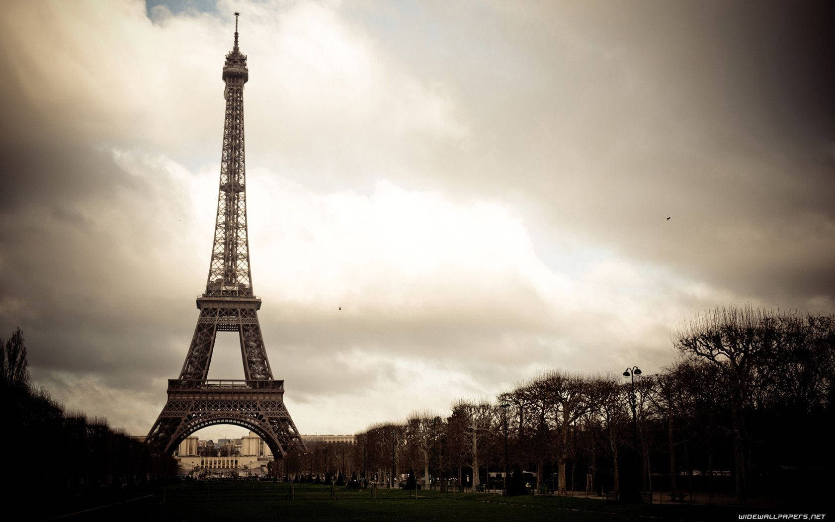 A Magical View Of The Iconic Eiffel Tower In Paris Wallpaper