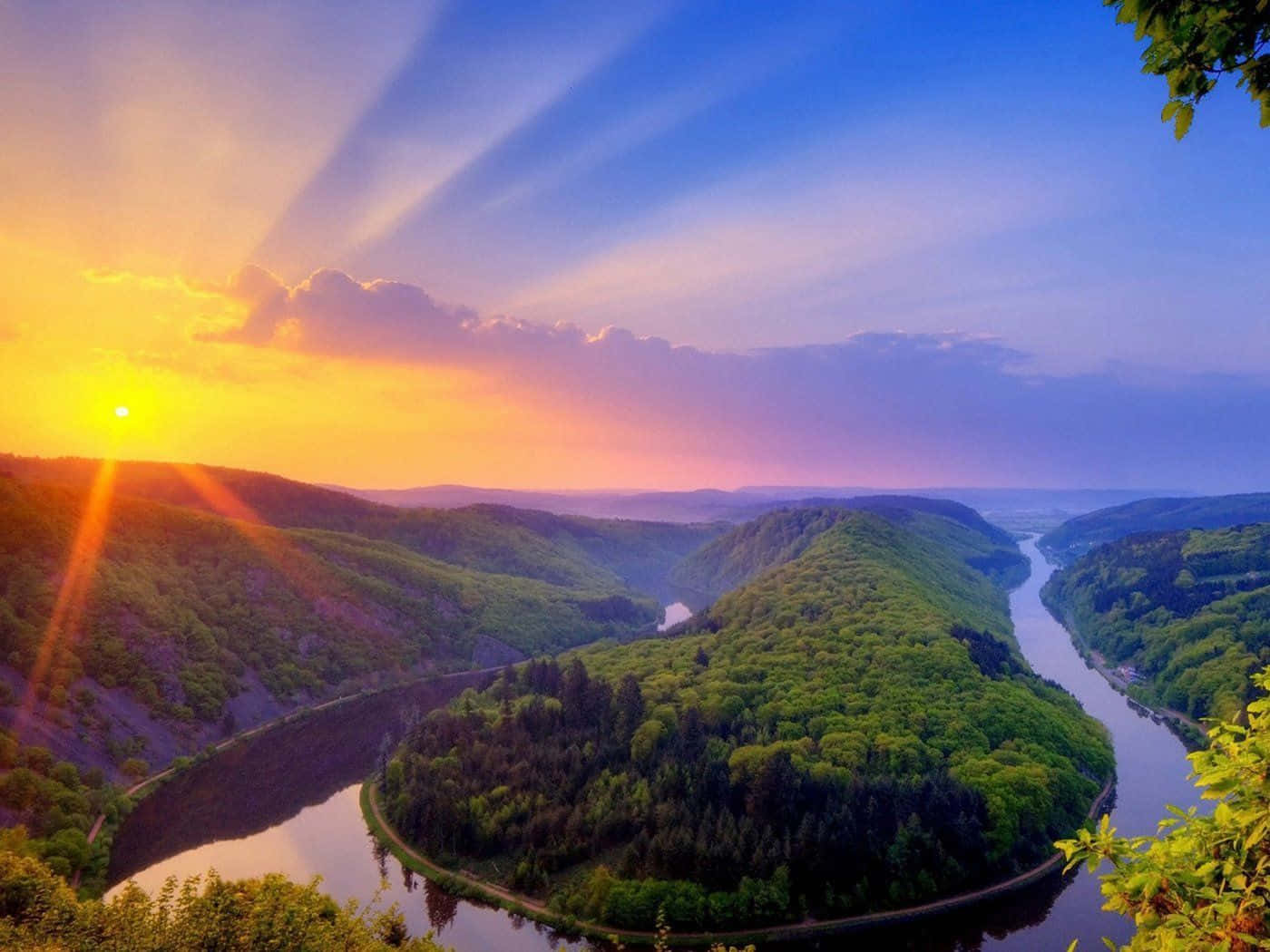 A Peek Into Heaven: Enjoying The Beautiful Sunshine Wallpaper