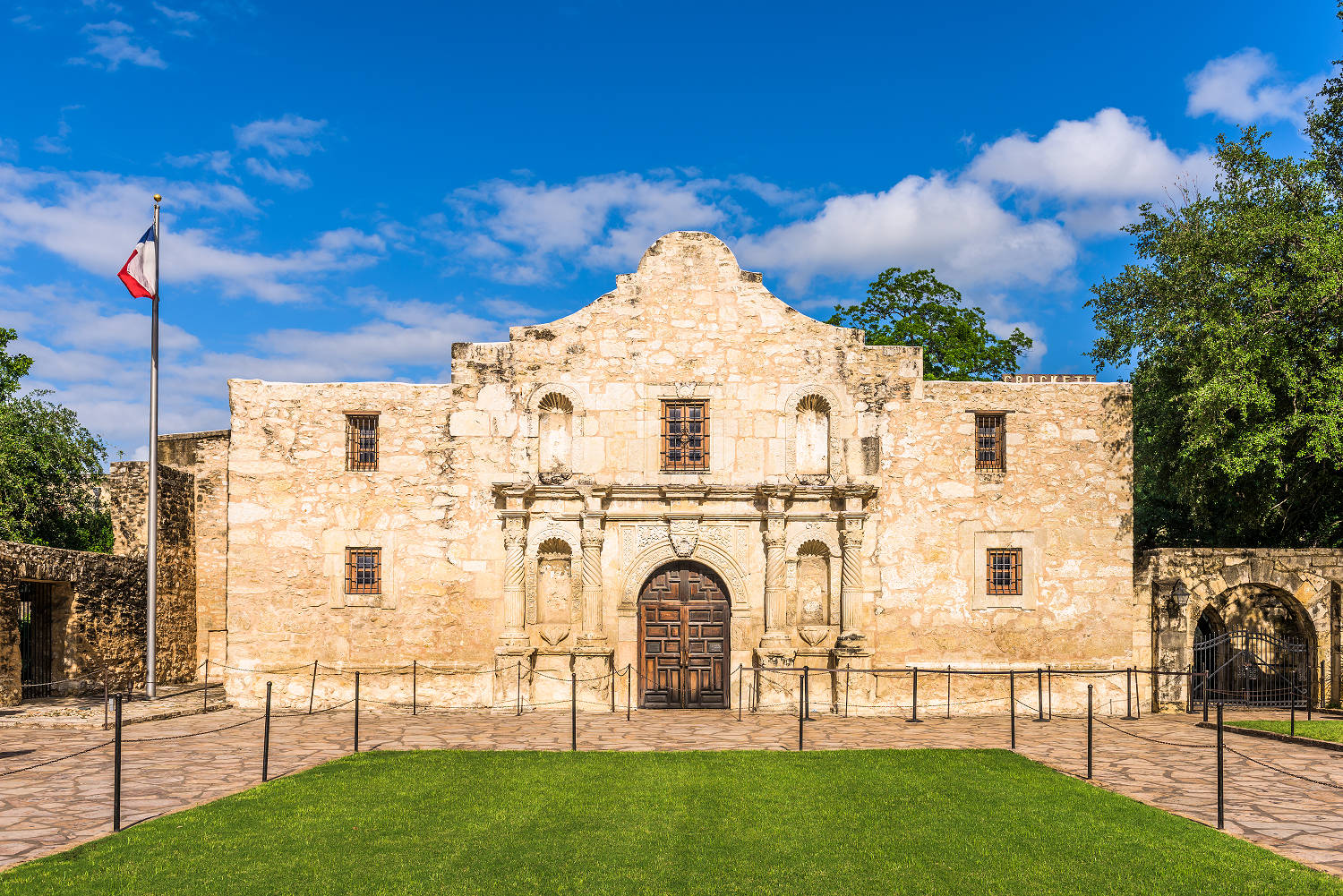 A Picturesque View Of The Alamo In Texas Wallpaper