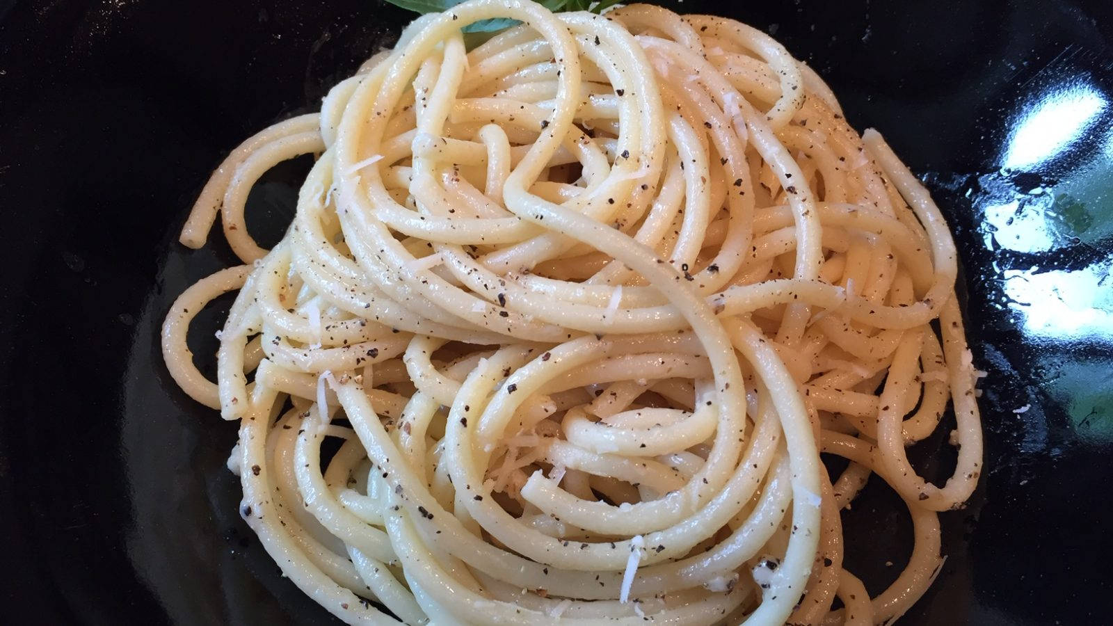 A Savory Serving Of Gourmet Cacio E Pepe Wallpaper