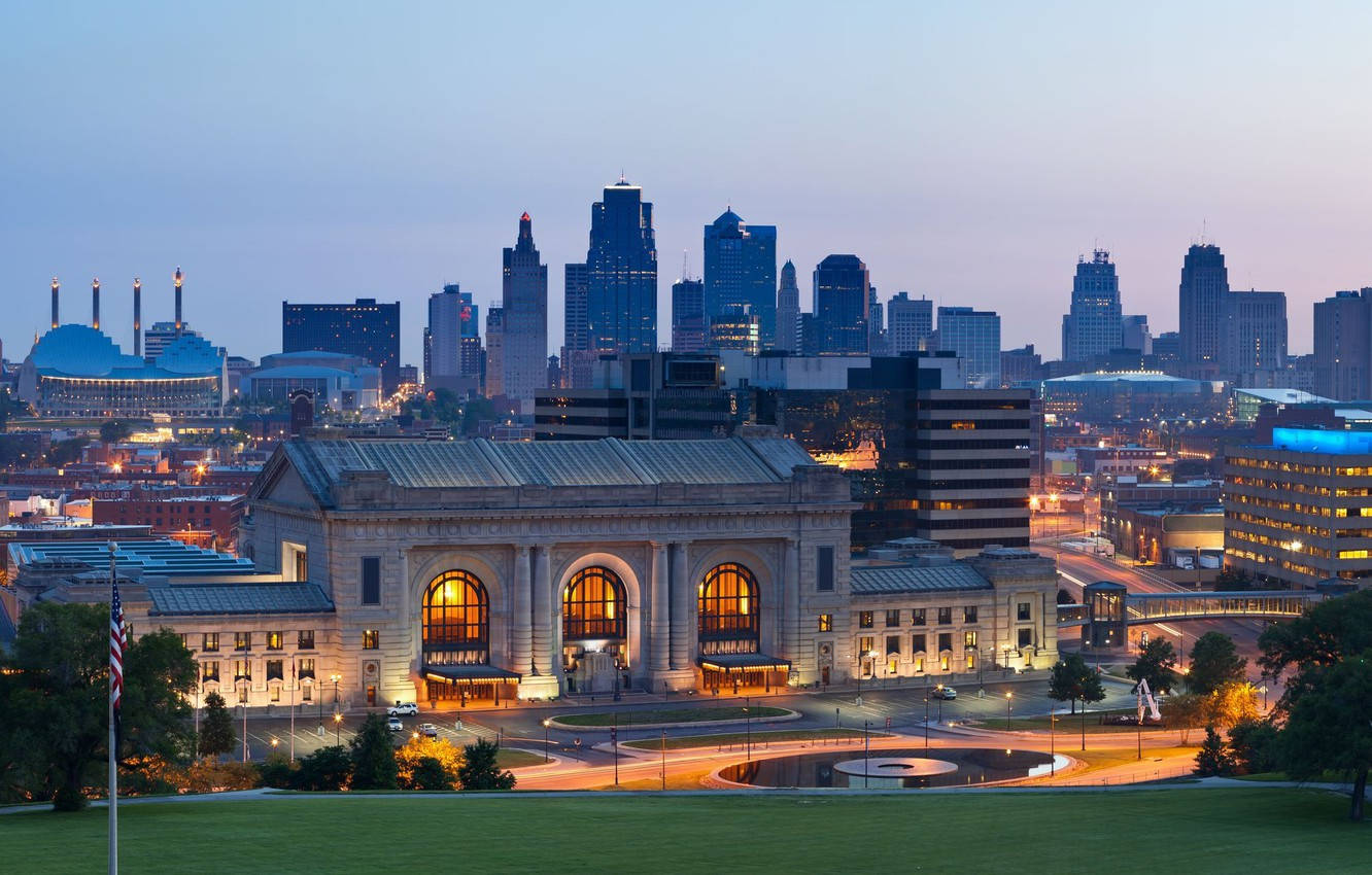 A Skyline View Of The Vibrant City Of Kansas City Wallpaper