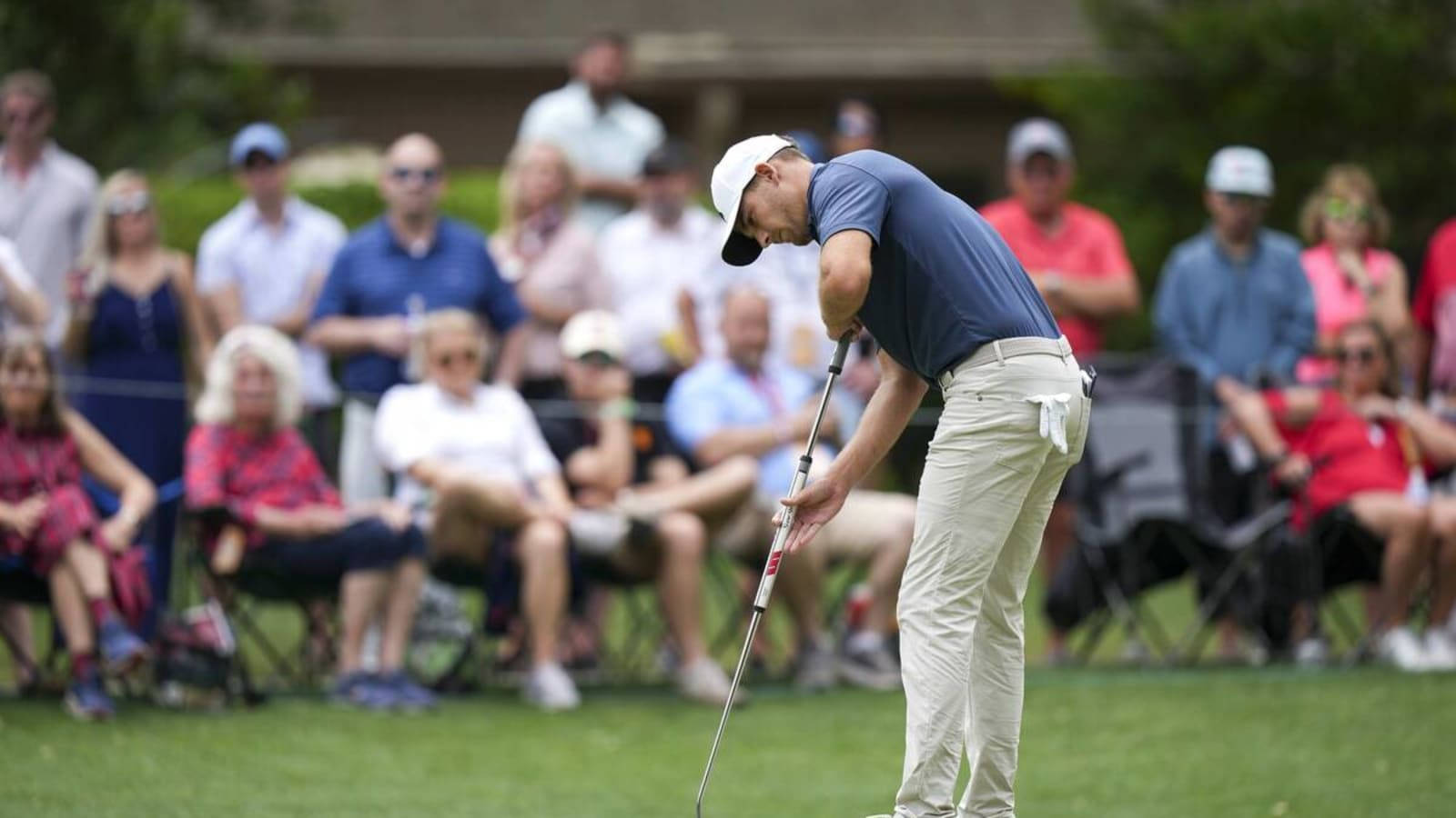 Aaron Wise Playing In Front Of Onlookers Wallpaper