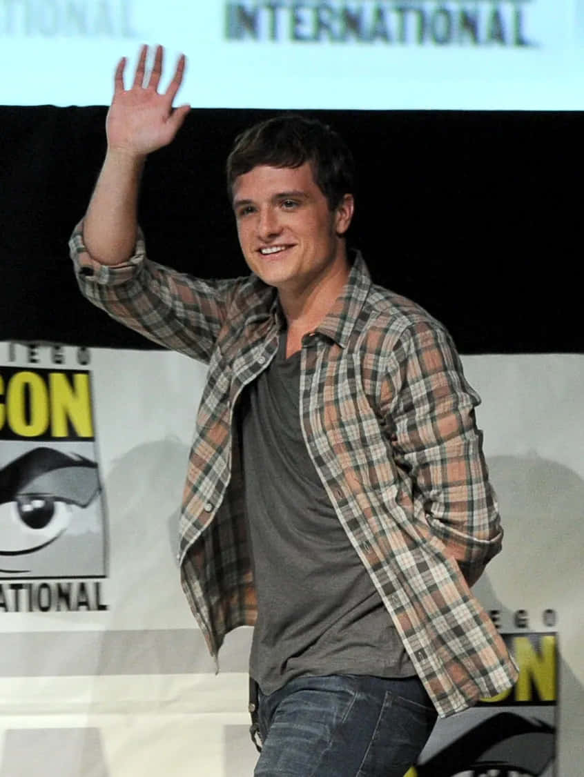 Actor Wavingat Comic Con Event Wallpaper