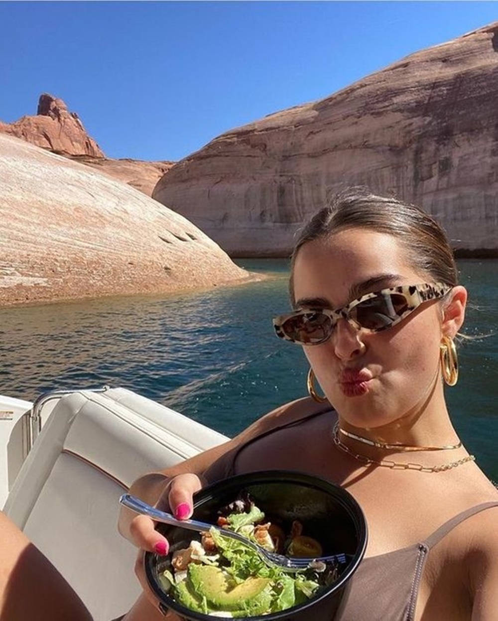 Addison Rae Pfp Eating Salad In Lake Powell Wallpaper