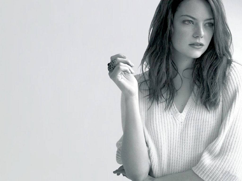 Admiring The Stunning Beauty Of Emma Stone Wallpaper