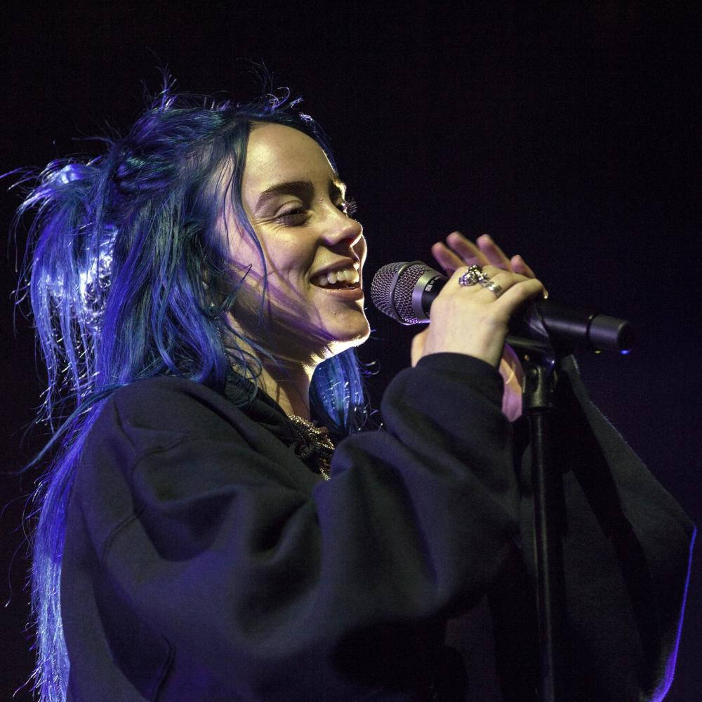 Aesthetic Billie Eilish Holding Microphone Blue Hair Wallpaper