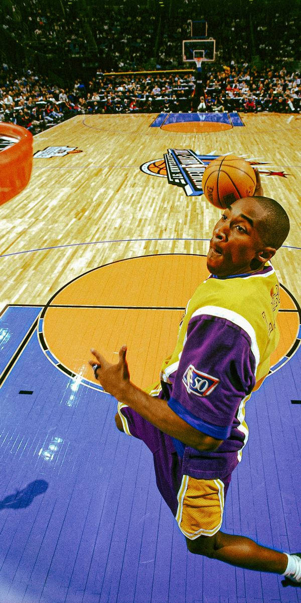 Aesthetic Kobe Bryant Making Dunk Wallpaper