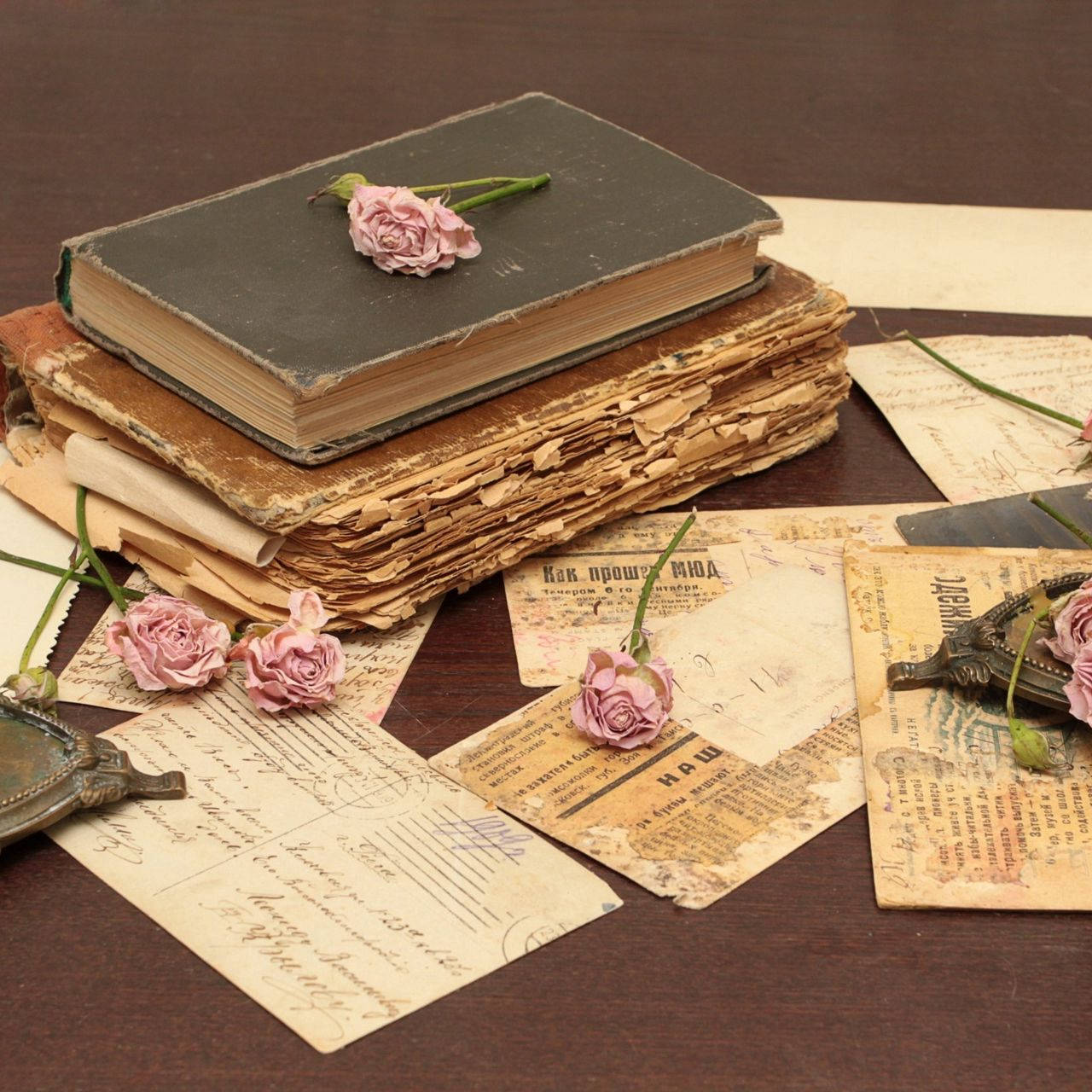 Aesthetic Vintage Ipad Books And Flowers Wallpaper