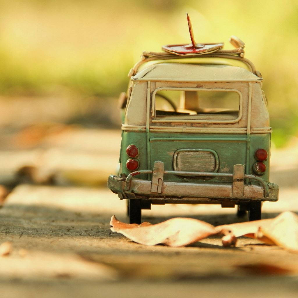 Aesthetic Vintage Ipad Miniature Bus Wallpaper