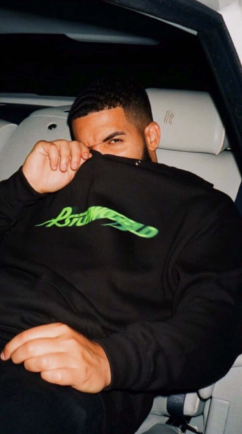 Aesthetically Pleasing Drake Portrait. Wallpaper