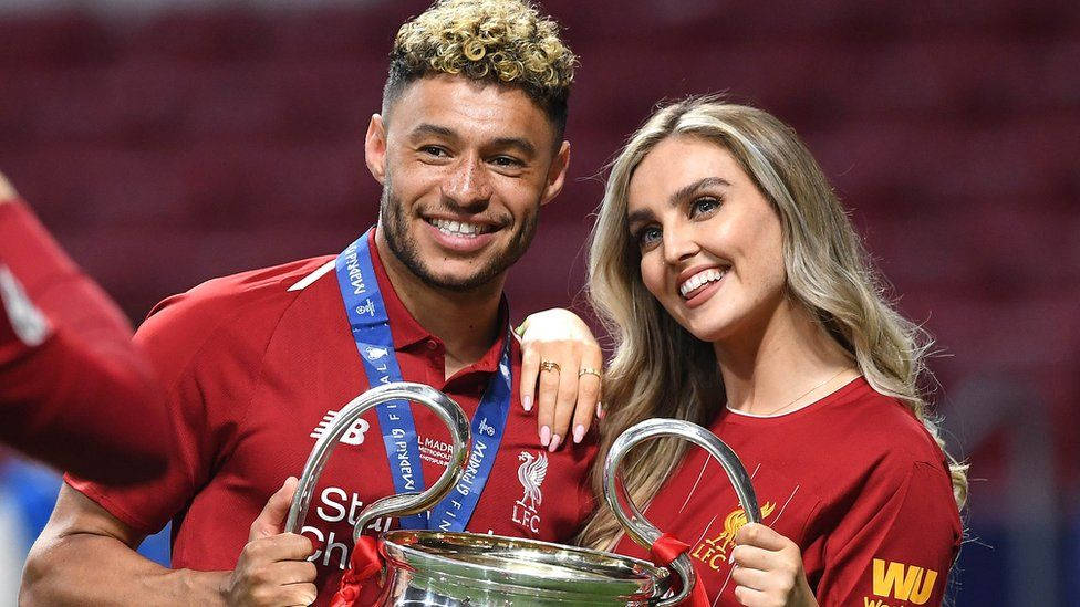 Alex Oxlade-chamberlain And Perrie Edwards Smiling Together Wallpaper