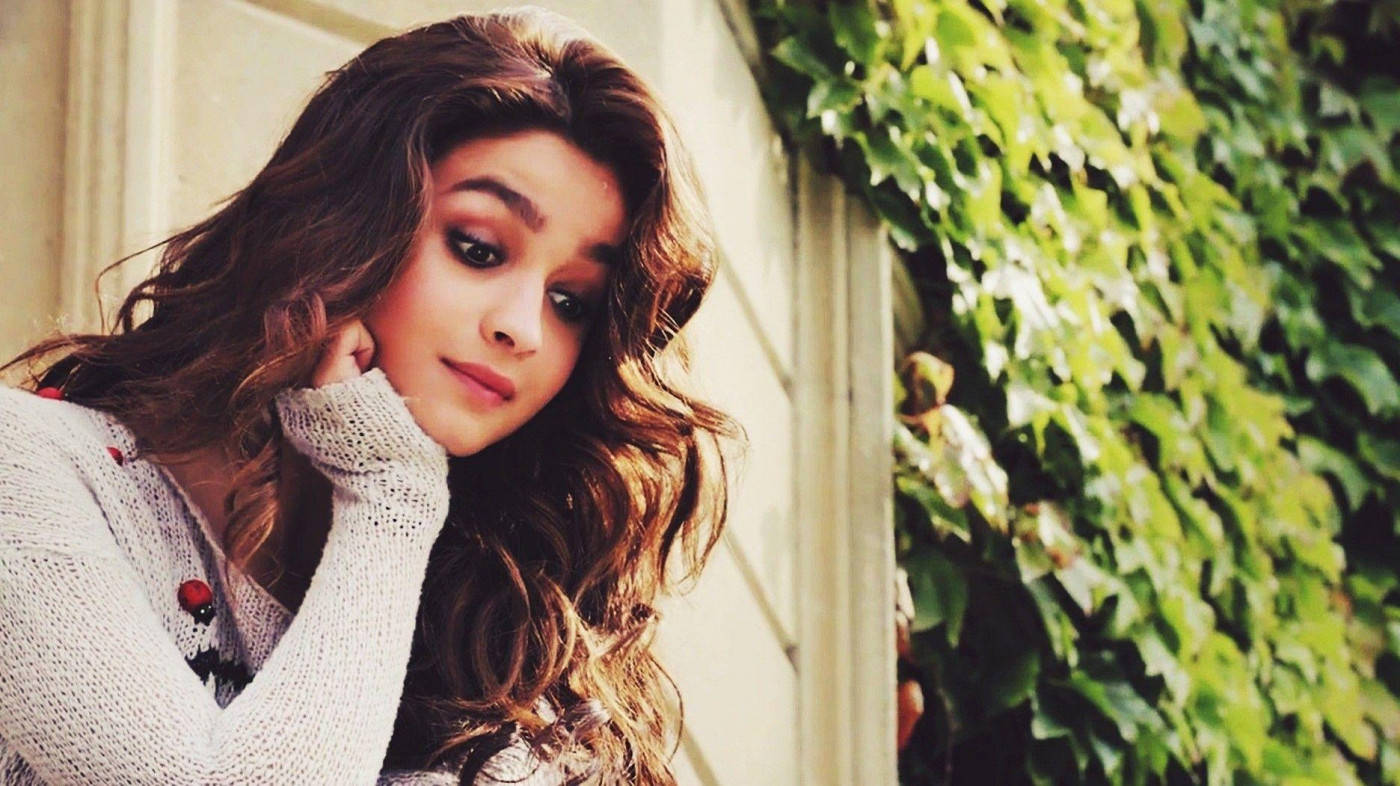 Alia Bhatt Hd Looking From Balcony Wallpaper