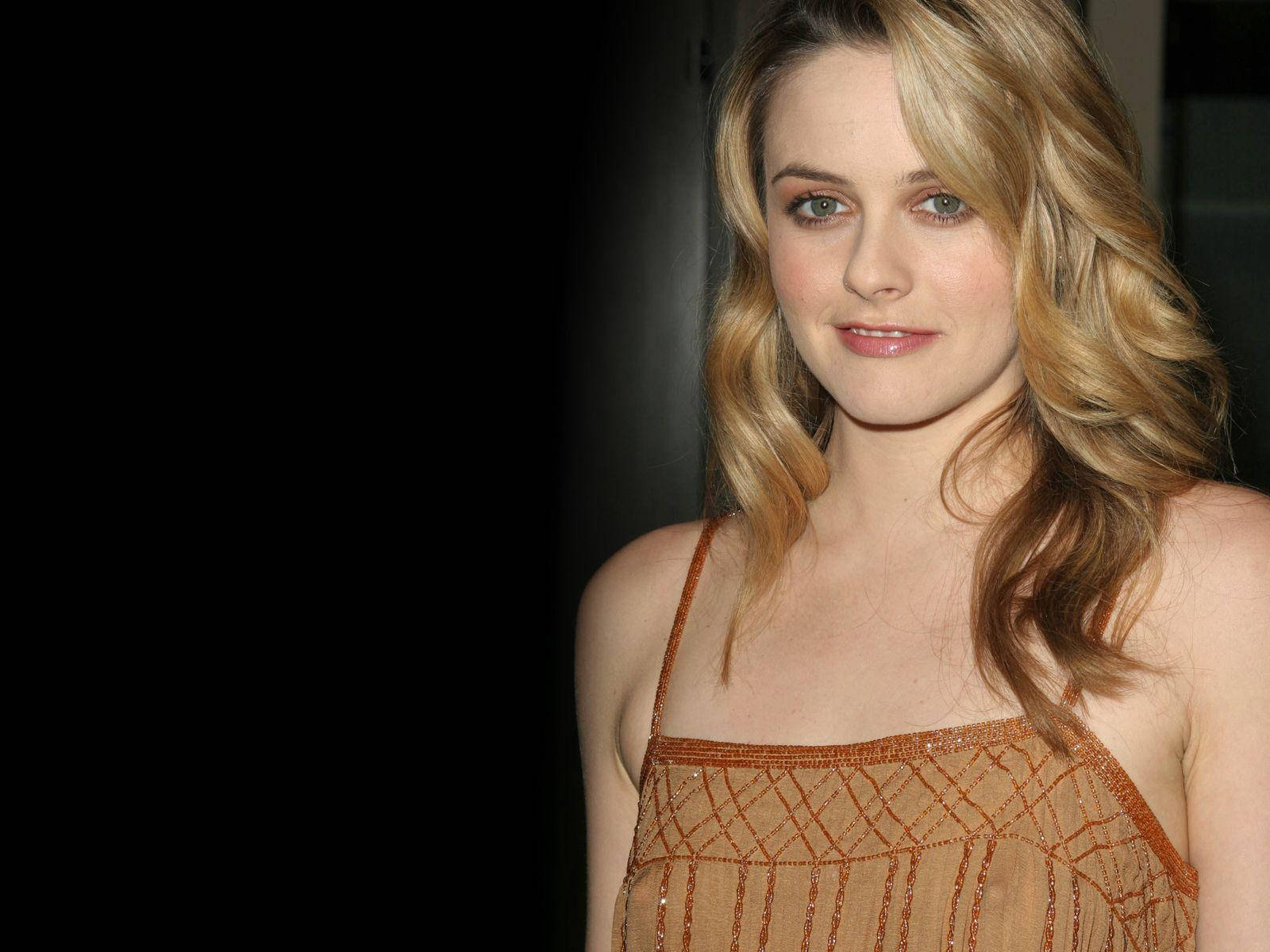 Alicia Silverstone Arrived At Genesis Award Wallpaper