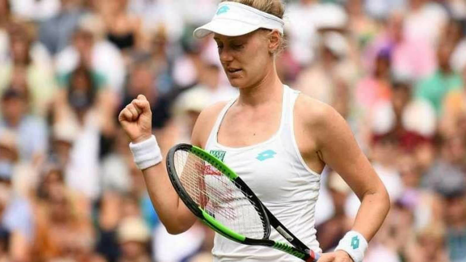 Alison Riske-amritraj Against Blurry Crowd Wallpaper