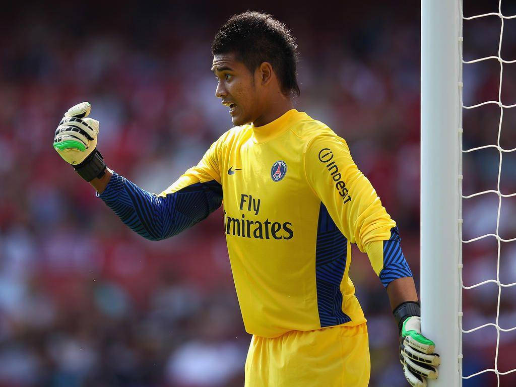 Alphonse Areola Signaling Side View Wallpaper