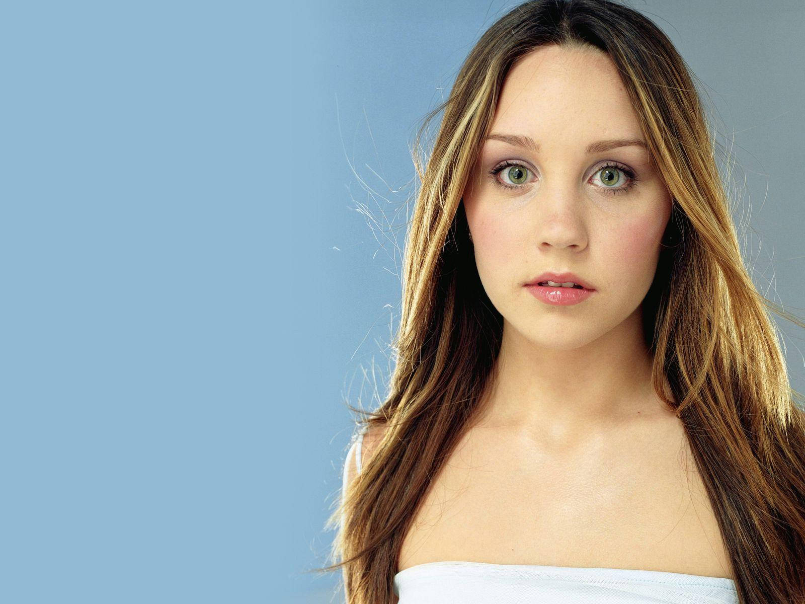 Amanda Bynes Shocking Face Wallpaper