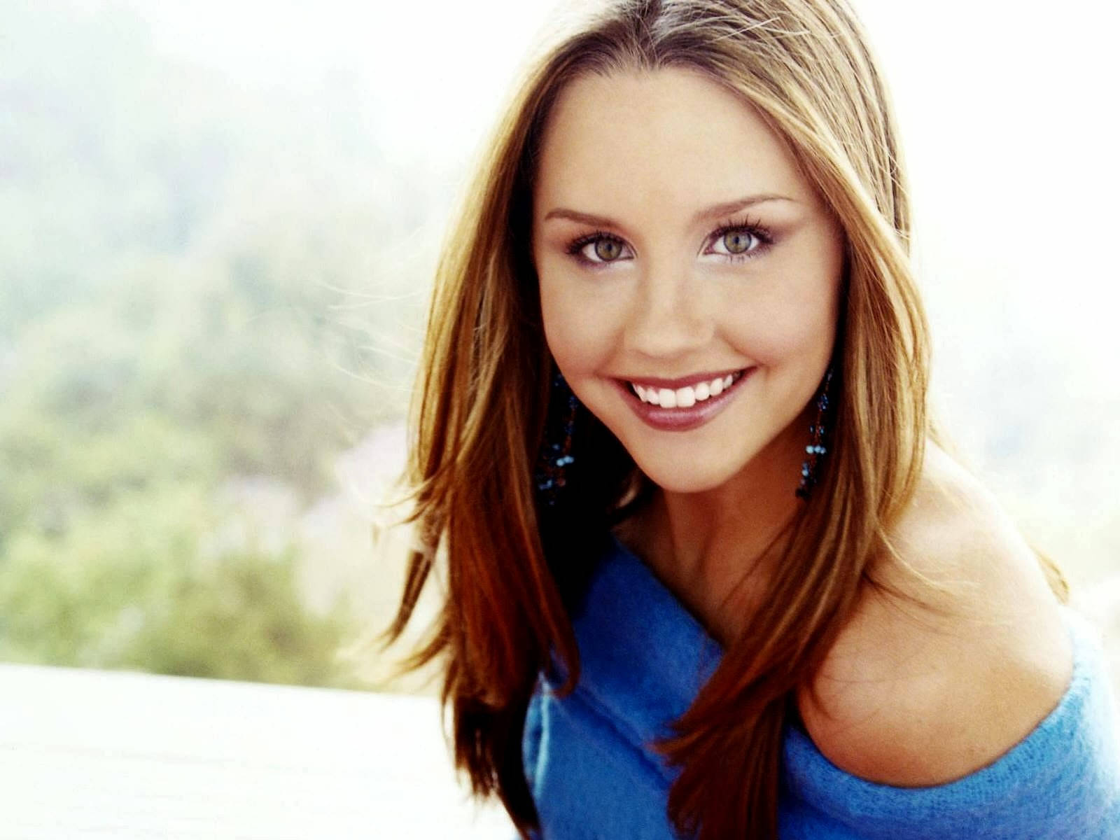 Amanda Bynes Sweet Smile Wallpaper