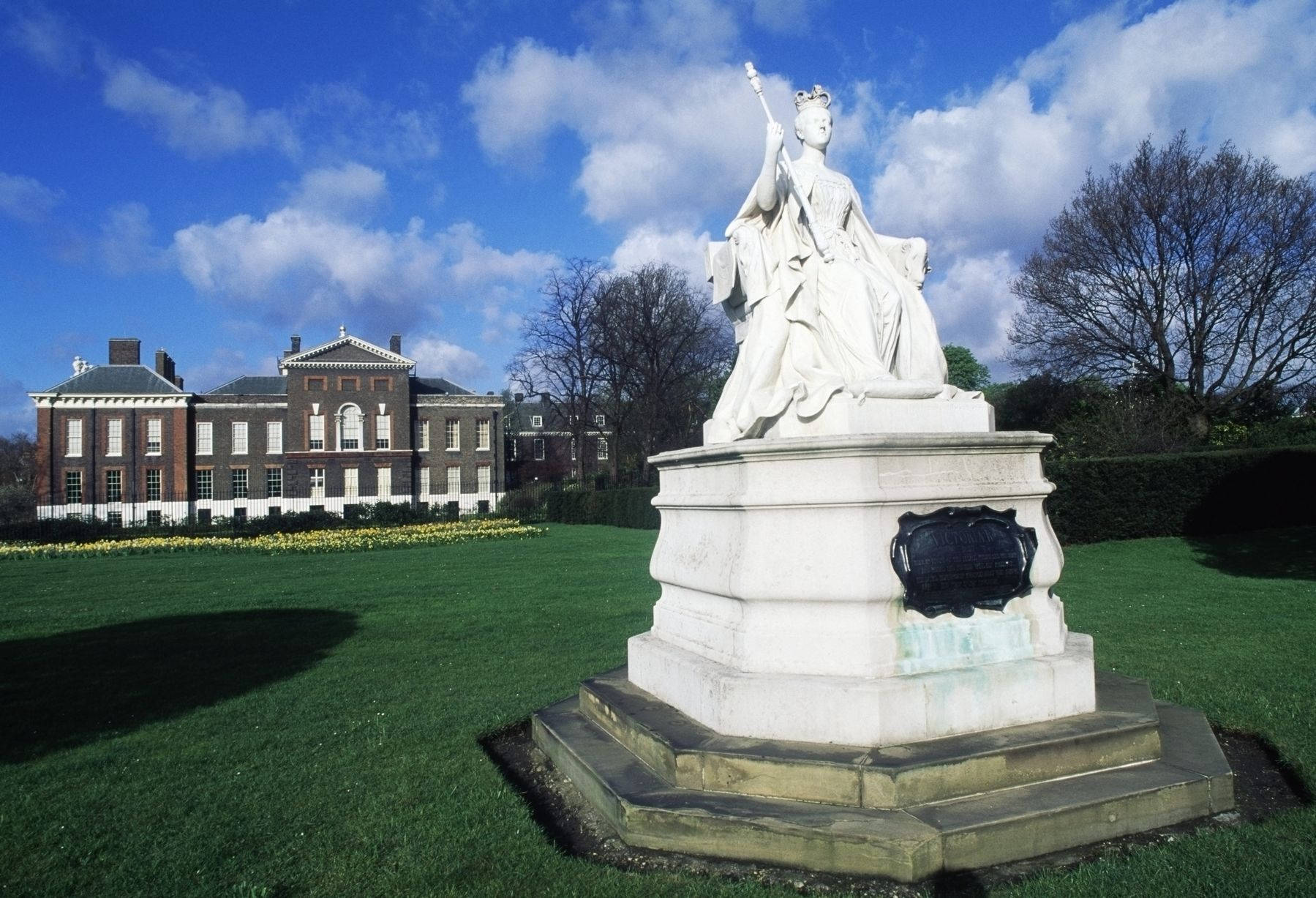 Amazing Statue In Kensington Palace Wallpaper