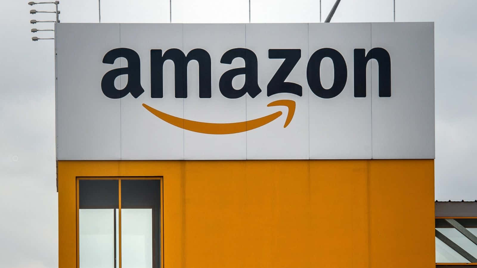 Amazon Uk Logo On Trailer House Wallpaper