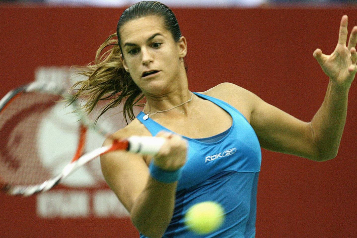 Amélie Mauresmo Aiming At Ball Wallpaper