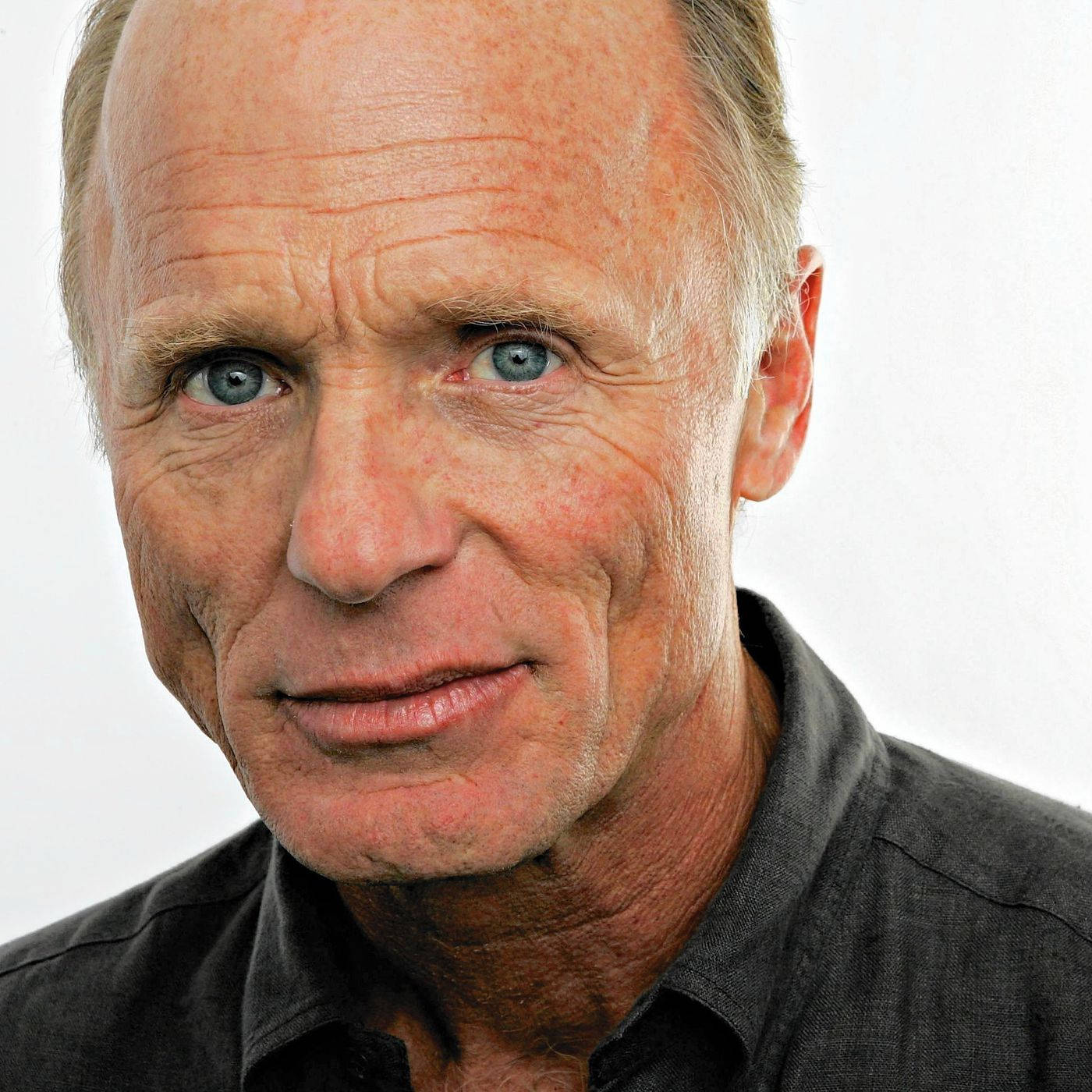 American Actor Ed Harris Close Up Shot Wallpaper