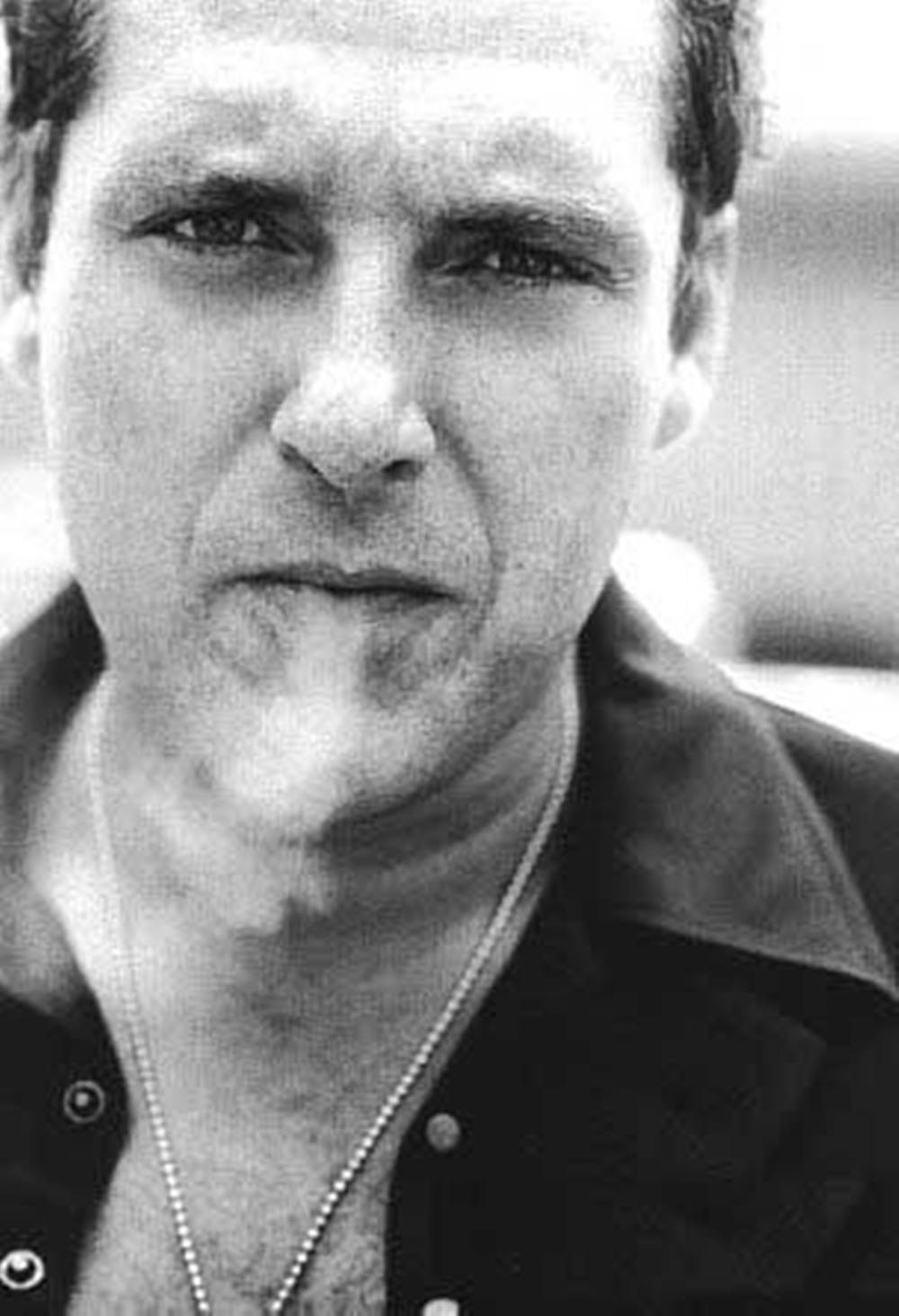 American Actor Tom Sizemore Monochrome Portrait Wallpaper