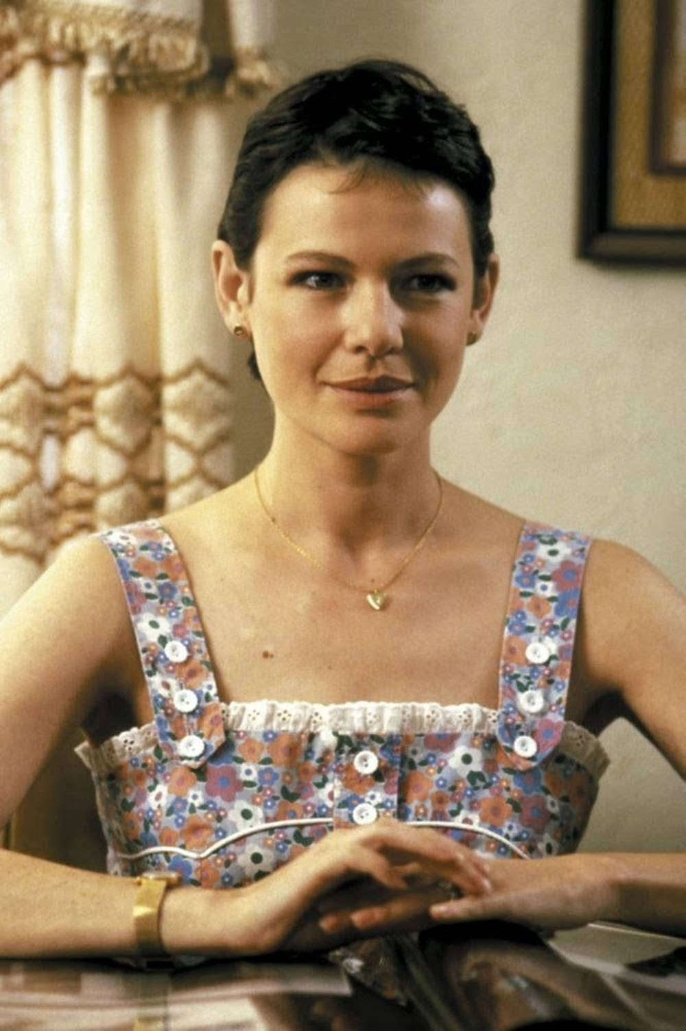 American Actress Dianne Wiest As Nancy Morgan Wallpaper