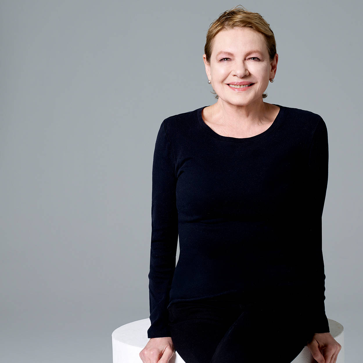 American Actress Dianne Wiest Medium Angle Shot Wallpaper