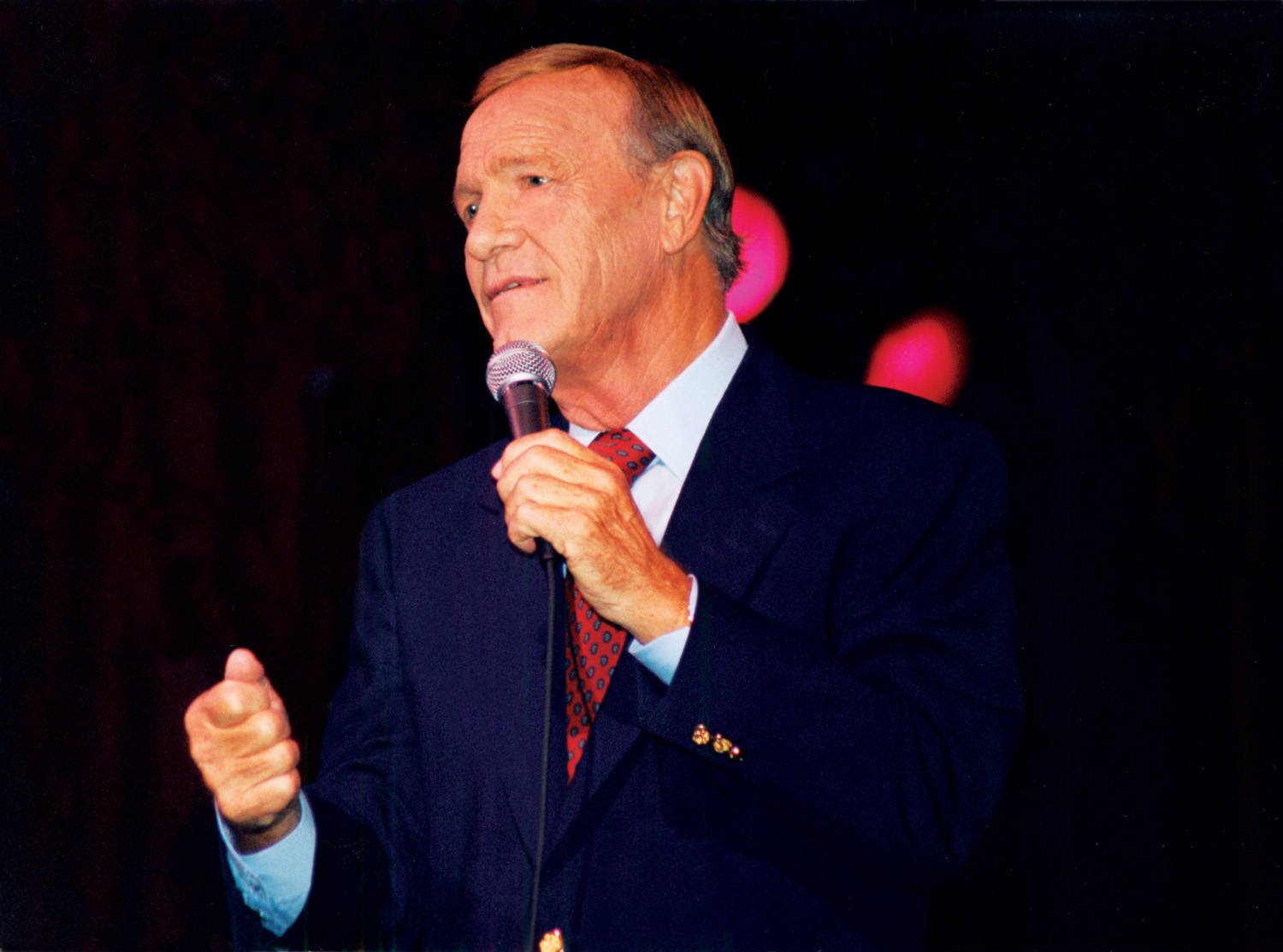 American Singer Eddy Arnold On Blue Suit Wallpaper