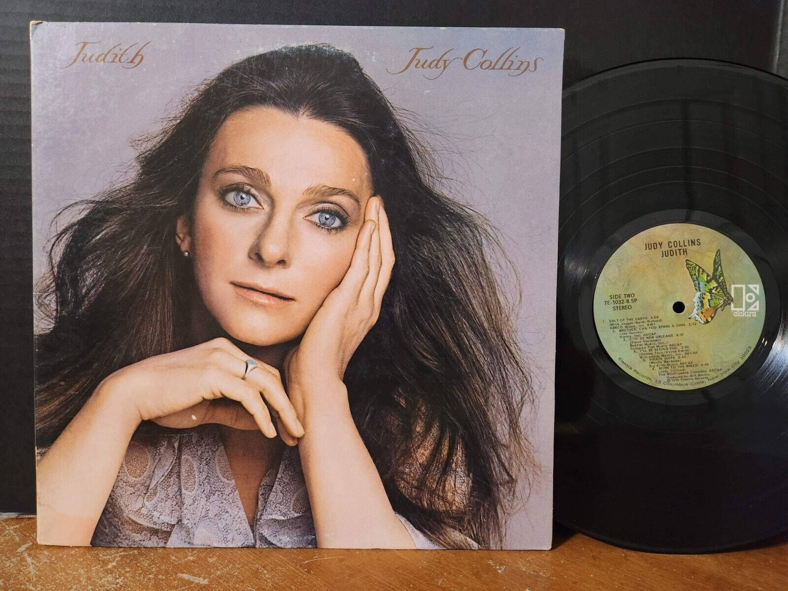 American Singer Judy Collins 1975 Judith Album Wallpaper