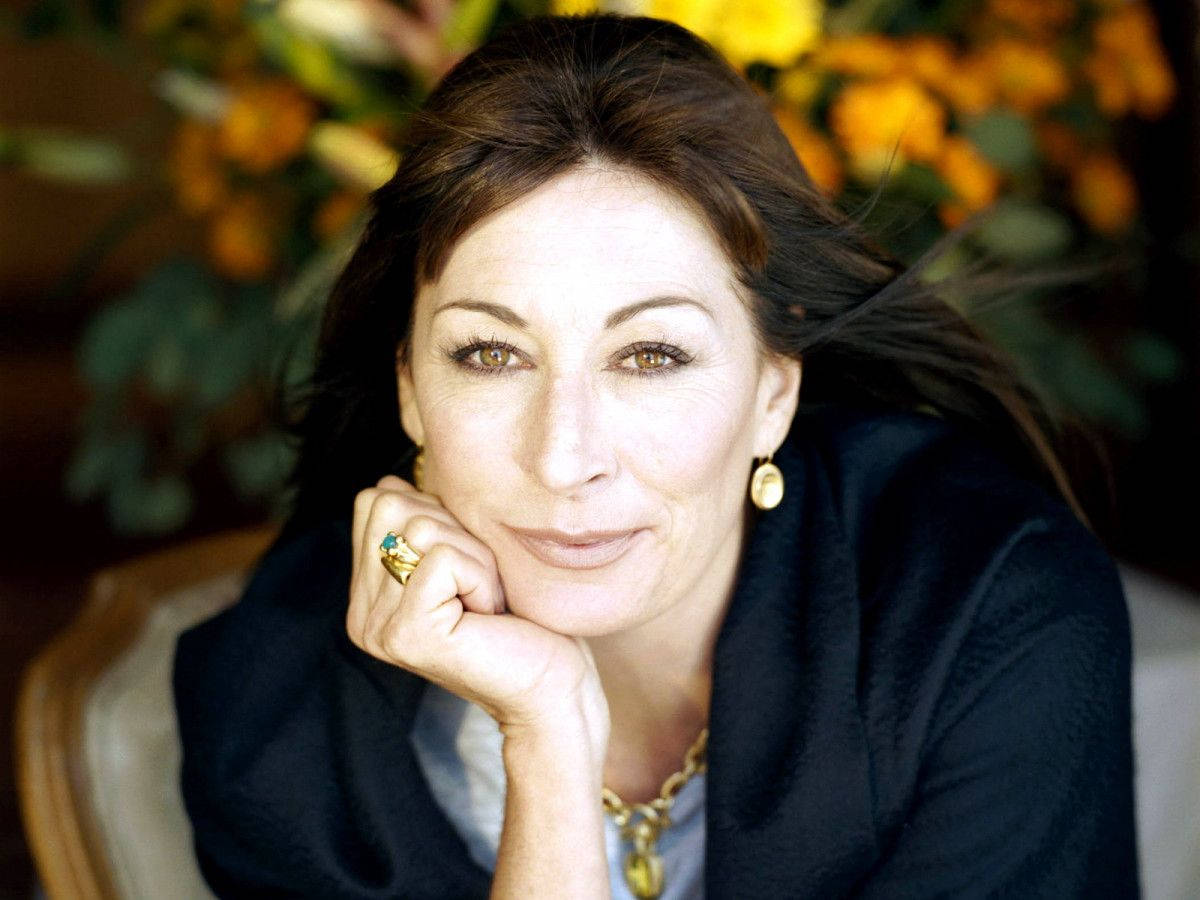 Anjelica Huston Iconic Movie Star Wallpaper