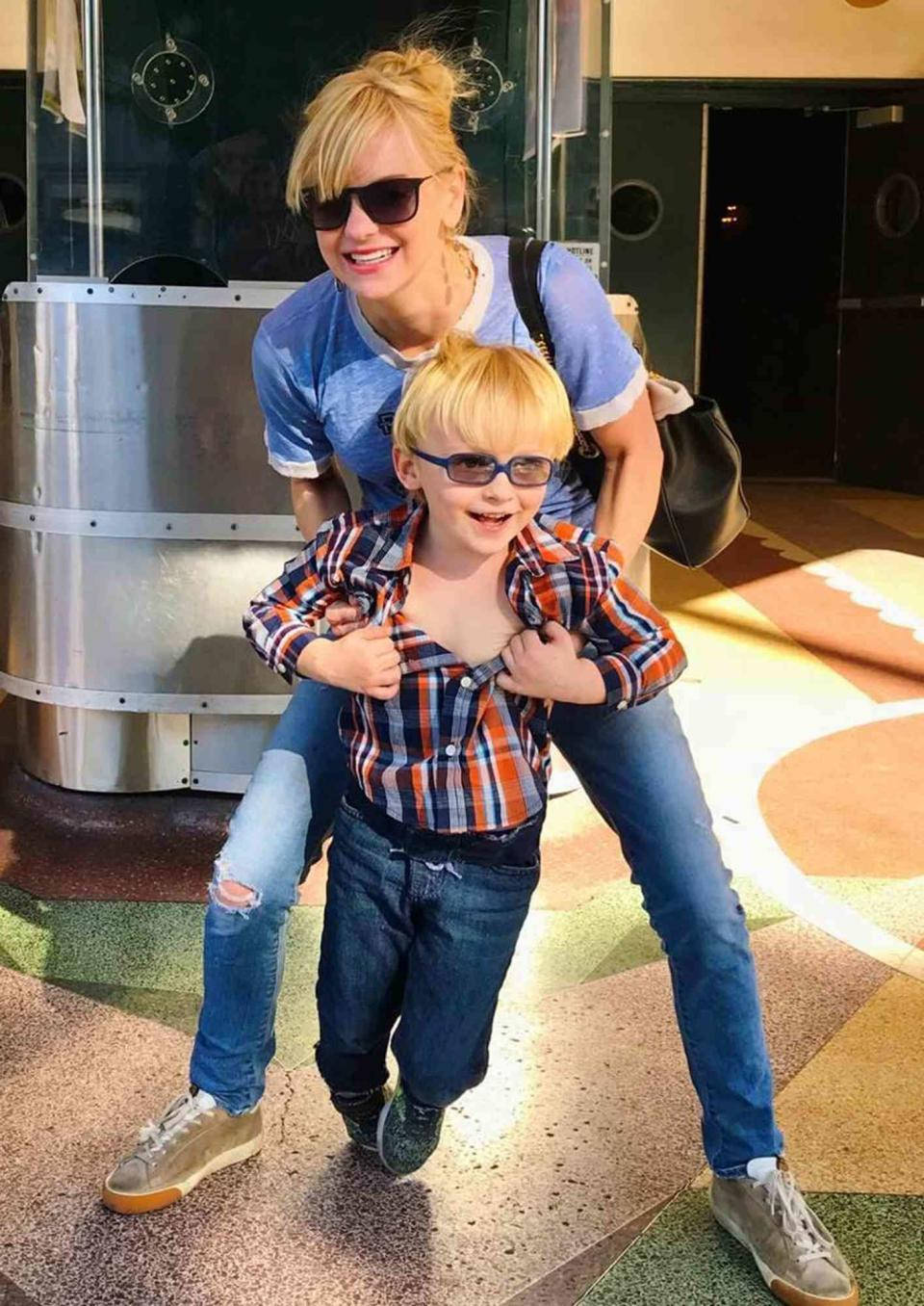 Anna Faris With Son Jack Pratt Wallpaper