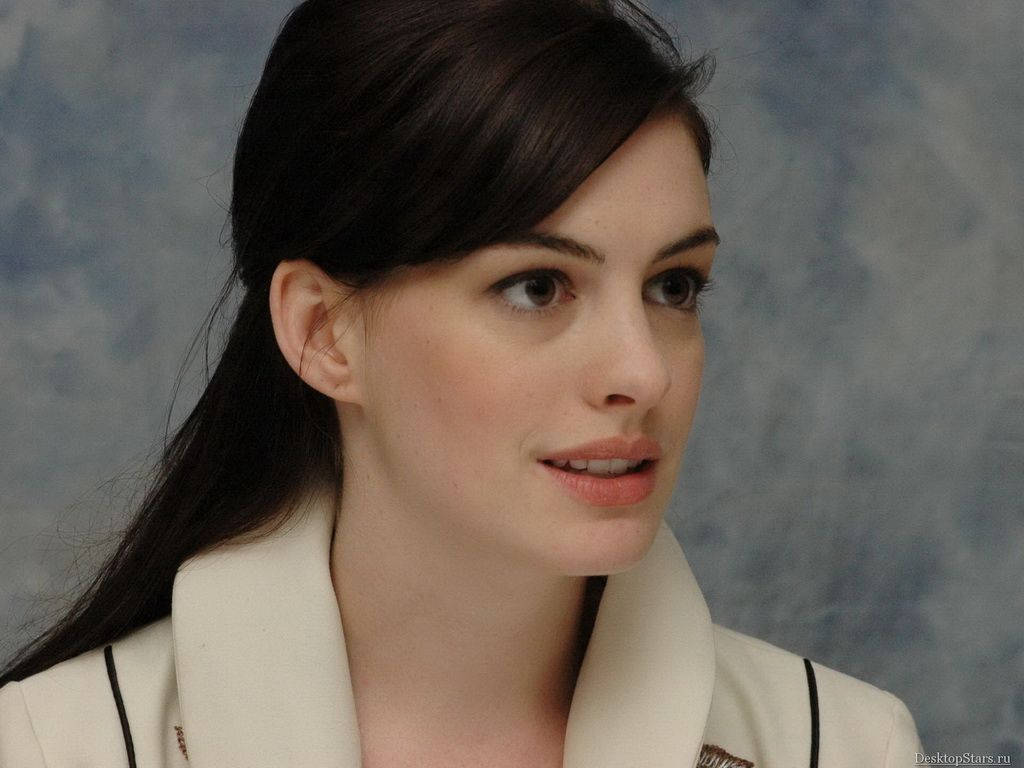 Anne Hathaway Gets Into Mischievous Grin Wallpaper