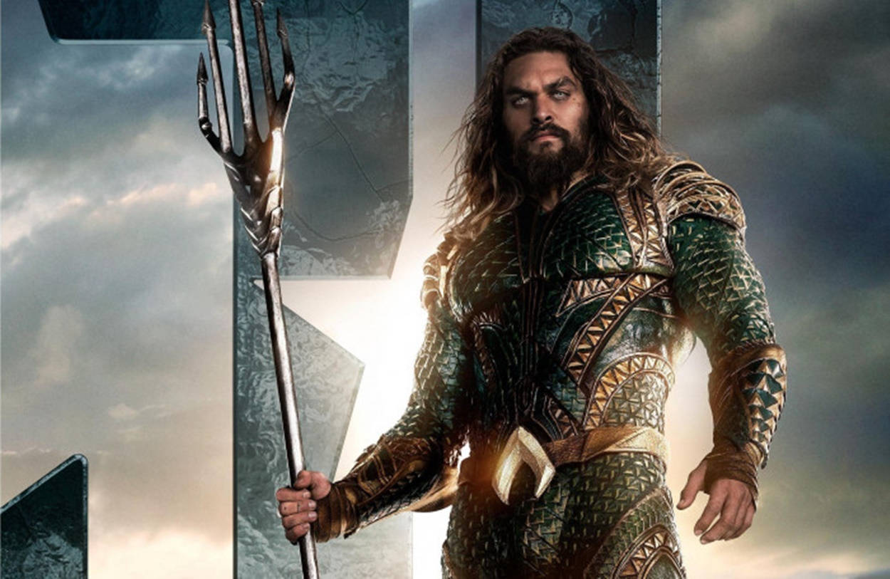 Aquaman Poses Movie Wallpaper