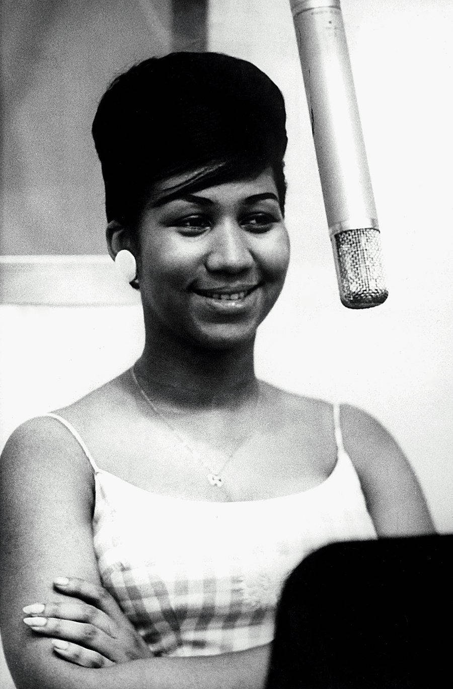 Aretha Franklin In The Middle Of Recording Wallpaper