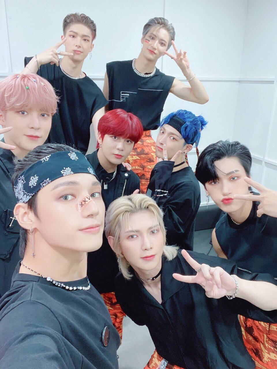 Ateez Group Peace Sign Wallpaper