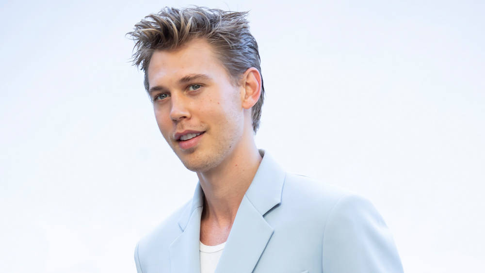 Austin Butler In Periwinkle Coat Wallpaper