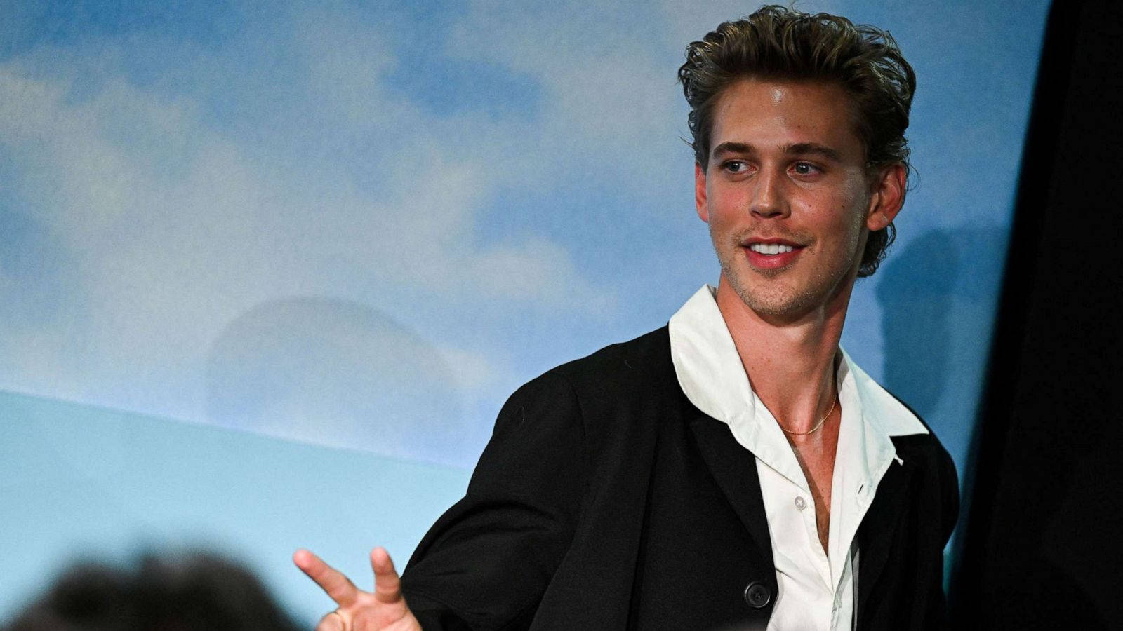 Austin Butler Making Peace Sign Wallpaper