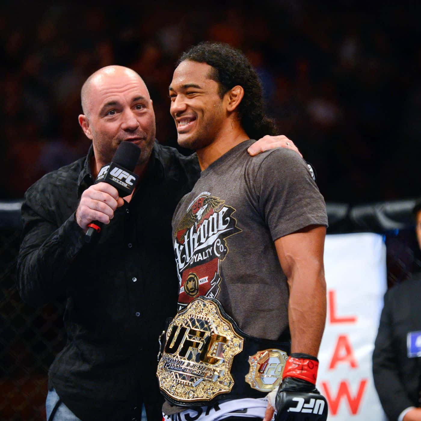 Ben Henderson In A Thoughtful Conversation With Joe Rogan Wallpaper