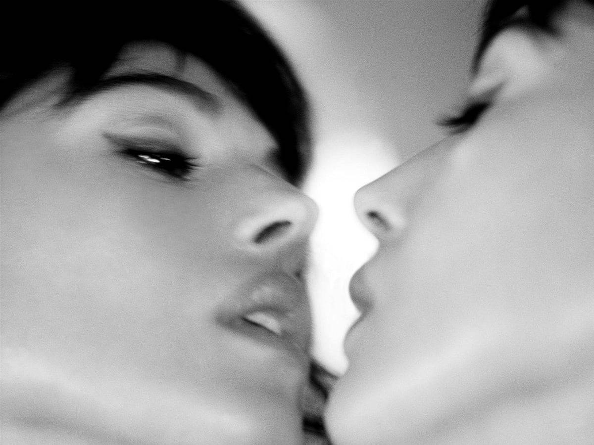 Black And White Women Kissing Wallpaper