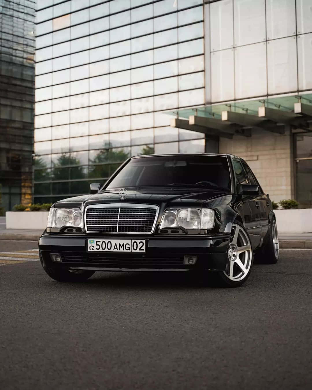 Black Elegant Old Mercedes 500e Wallpaper