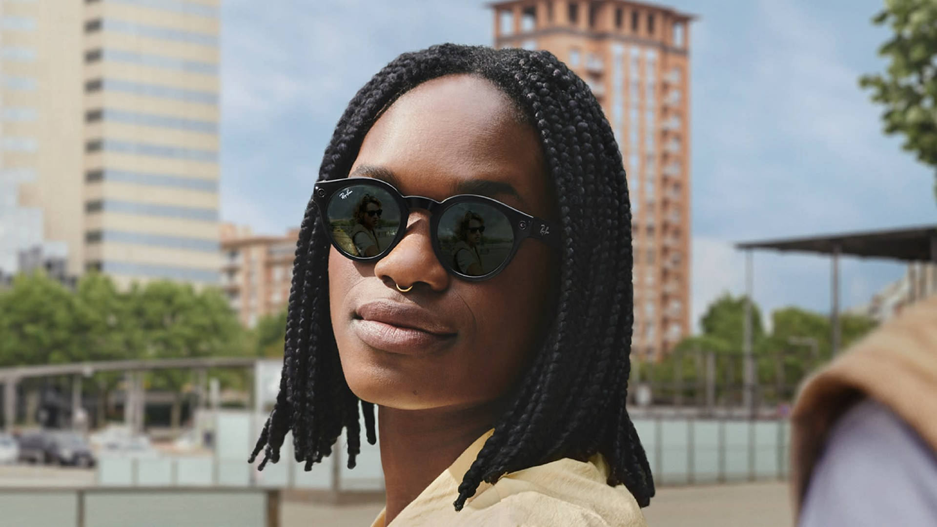 Black Man Wearing Ray-ban Smart Glasses Wallpaper