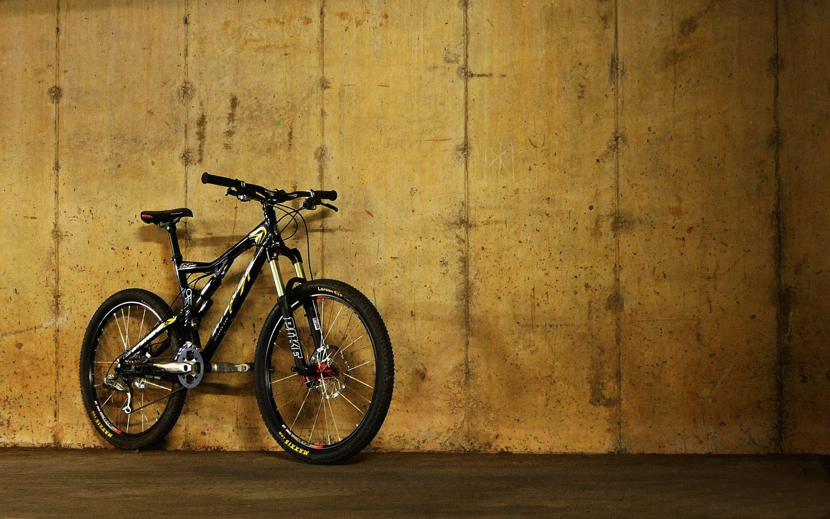 Black Mtb In Wooden Wall Wallpaper