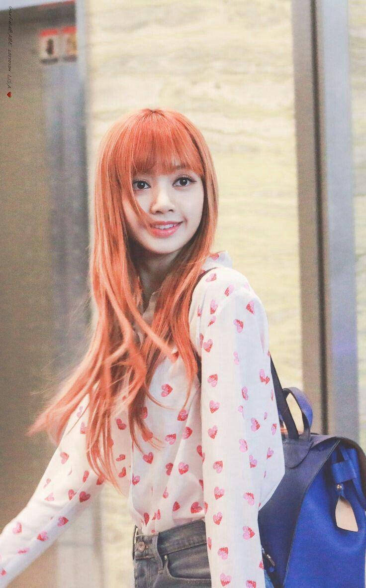 Blackpink Lisa Candid Wallpaper