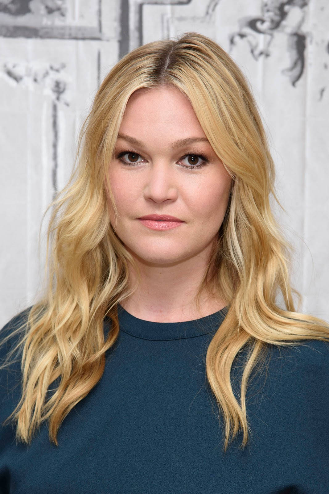 Blonde Actress Julia Stiles Wallpaper