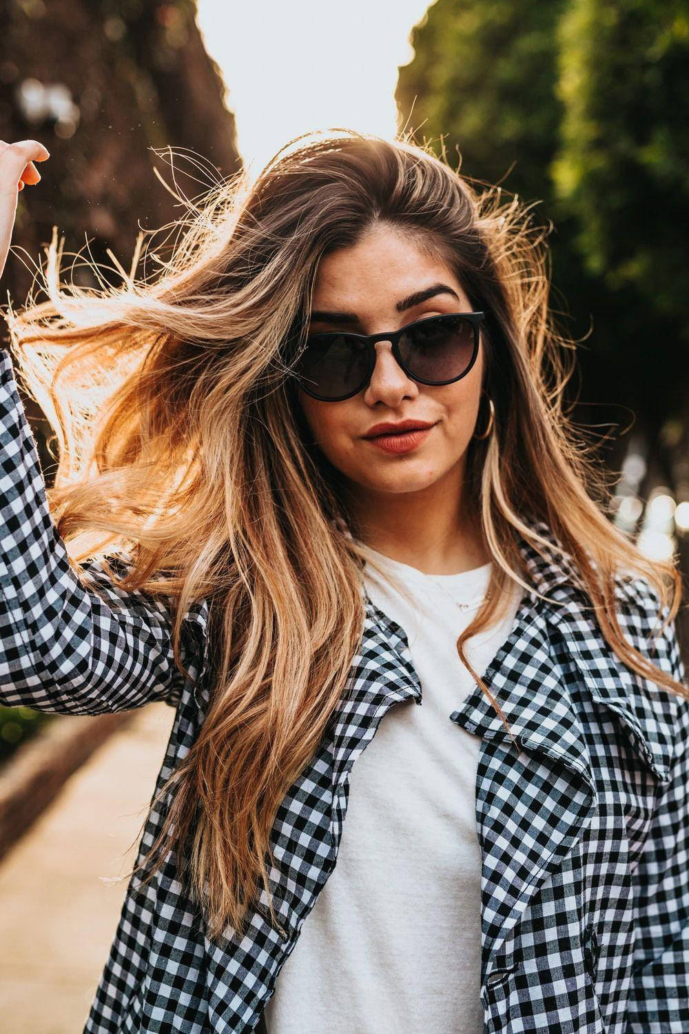 Blonde Attitude Girl With Sunglasses Wallpaper