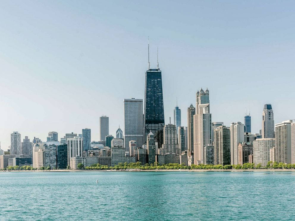 Blue Waters In Front Of Chicago, Illinois Metro Wallpaper